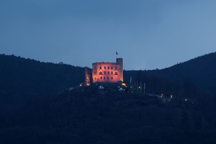 Hambacher Schloss rosa beleuchtet